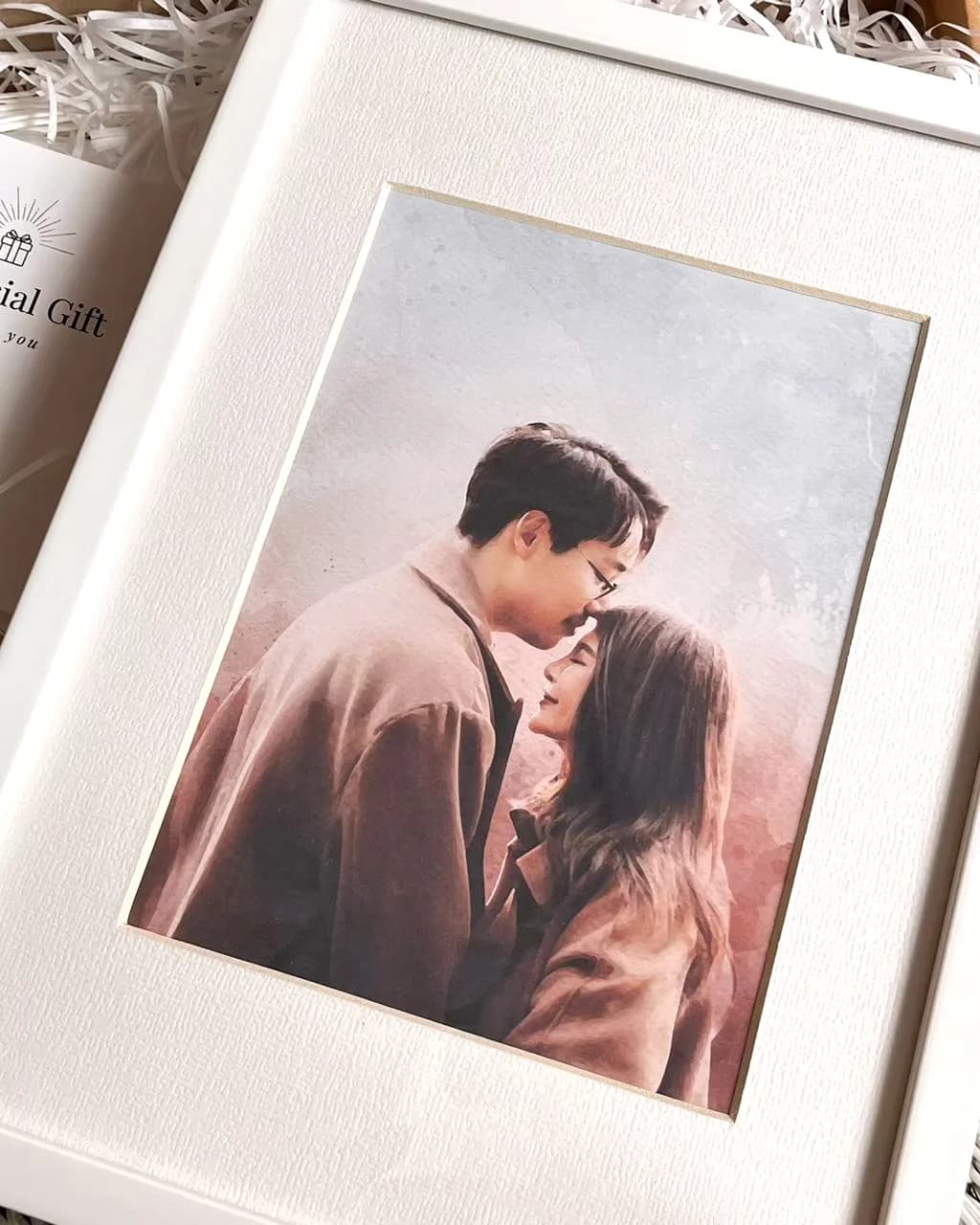 ภาพวาดสีน้ำหนุ่มจูบหน้าผากแฟนสาว ในกรอบขาวขอบกว้าง