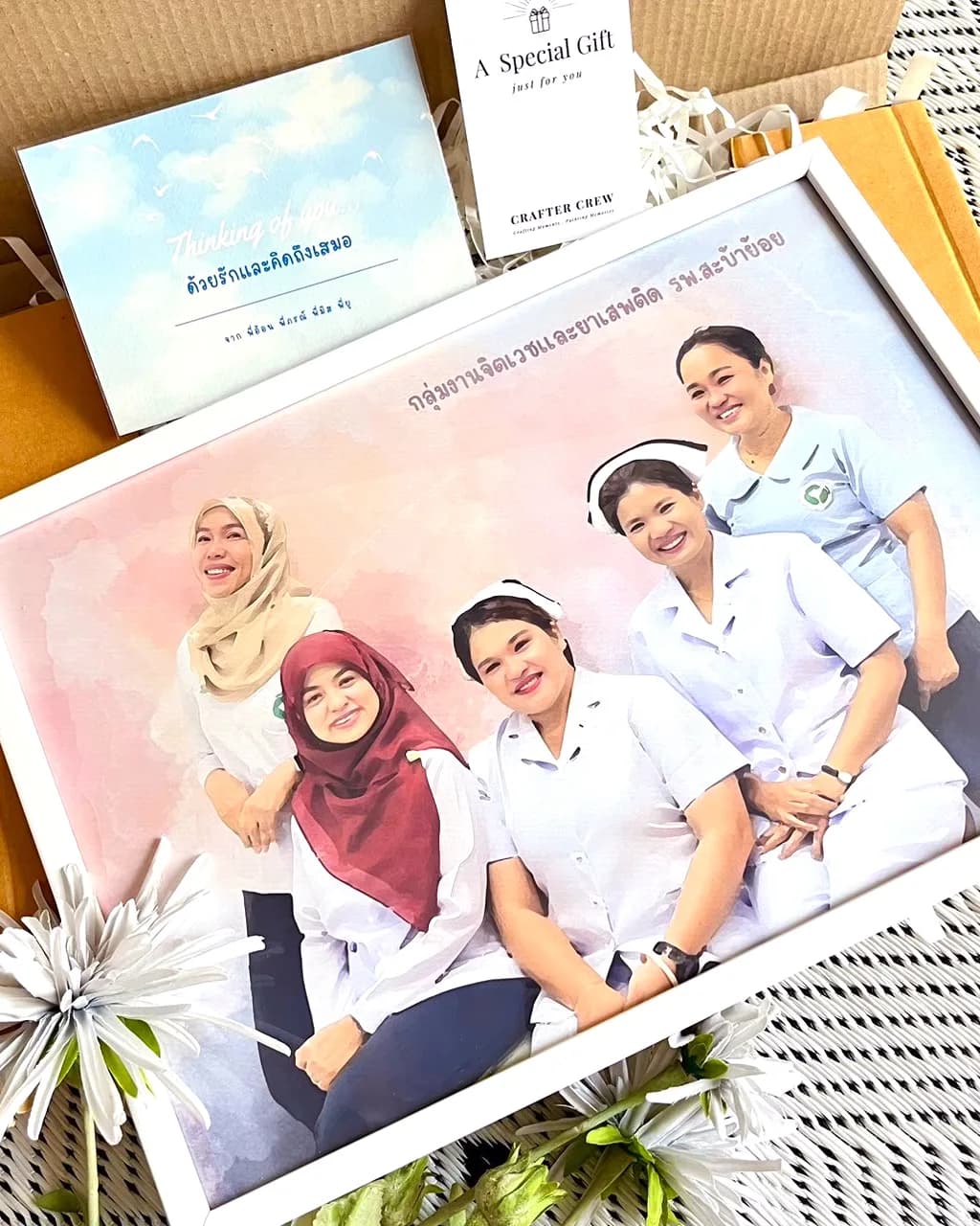 ภาพวาดสีน้ำทีมพยาบาลห้าคนในชุดขาว ของขวัญให้เพื่อนร่วมงานทั้งแผนก